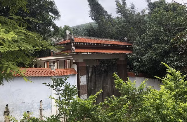 Theo ông Đàm Quang Hưng - Chủ tịch UBND quận Liên Chiểu, phần cổng và tường rào bê tông bao lâu nay vẫn vây kín khu đất, bảo vệ tài sản bên trong