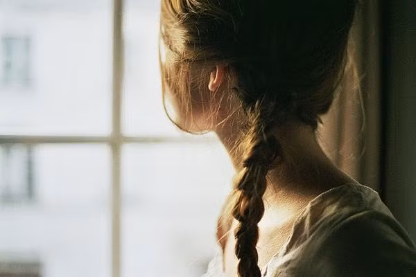  Nghi ngờ chuyện chồng về quê tôi phải có mục đích gì đó đây. (Ảnh minh họa) 