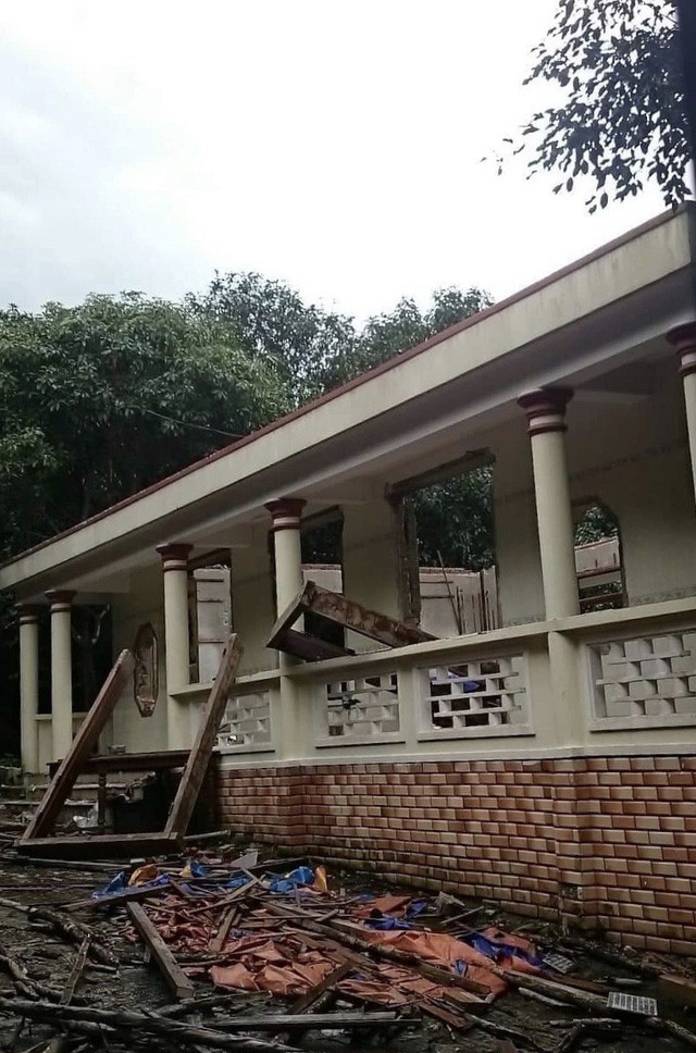 Đà Nẵng: Cơ bản tháo dỡ xong biệt phủ trái phép của “đại gia vàng” ảnh 3  Công trình xây dựng trái phép của đại gia vàng ở quận Liên Chiểu, Đà Nẵng đến chiều 3/1 cơ bản đã tháo dỡ xong phần mái và kết cấu gỗ, chỉ còn lại tường gạch của một nhà cấp 4