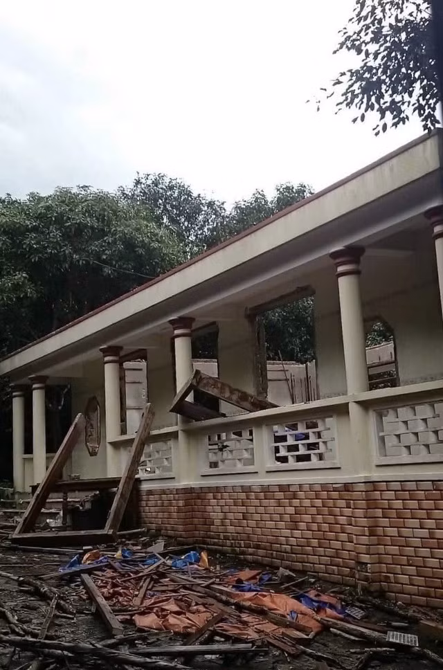  Công trình xây dựng trái phép của đại gia vàng ở quận Liên Chiểu, Đà Nẵng đến chiều 3/1 cơ bản đã tháo dỡ xong phần mái và kết cấu gỗ, chỉ còn lại tường gạch của một nhà cấp 4 