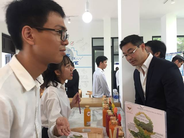 TS. Philipp Roesler - Cựu Phó Thủ tướng Đức - Chủ tịch Hội đồng Cố vấn Quỹ đầu tư VinaCapital tham quan Viện Đổi mới sáng tạo UEH TS. Philipp Roesler - Cựu Phó Thủ tướng Đức - Chủ tịch Hội đồng Cố vấn Quỹ đầu tư VinaCapital tham quan Viện Đổi mới sáng tạo UEH