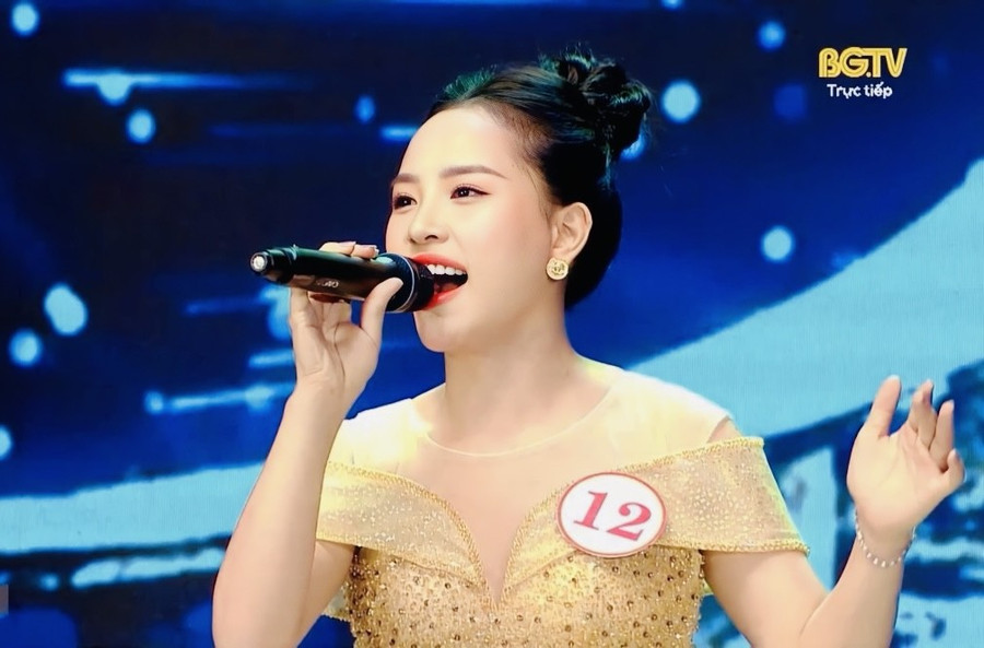 Trên sân khấu, Tuyết Ánh hát bằng cả trái tim. Trên sân khấu, Tuyết Ánh hát bằng cả trái tim.