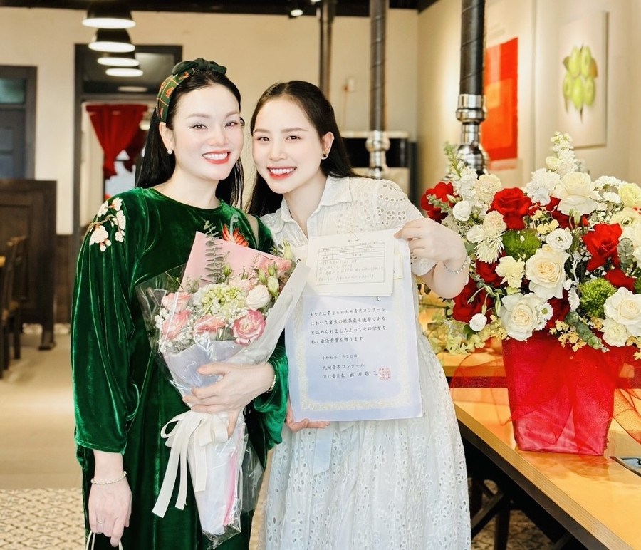 Tuyết Ánh và cô giáo - NSƯT Tân Nhàn. (Ảnh: NVCC) Tuyết Ánh và cô giáo - NSƯT Tân Nhàn. (Ảnh: NVCC)