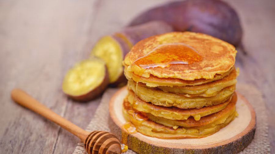 Bạn có biết rằng mình có thể làm một chiếc bánh pancake tốt cho sức khỏe chỉ với khoai lang và trứng? (Ảnh: ITN).