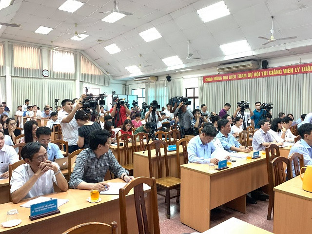 Rất đông phóng viên báo đài trung ương và TPHCM đã tham gia họp báo.