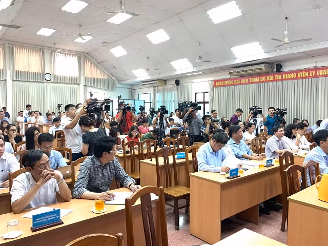 Rất đông phóng viên báo đài trung ương và TPHCM đã tham gia họp báo.
