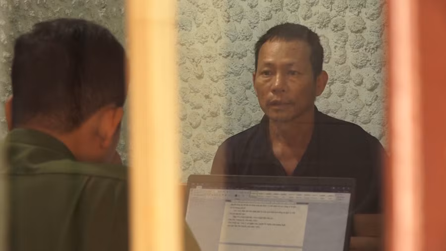 Ông Nhạt tại cơ quan công an. Ông Nhạt tại cơ quan công an.