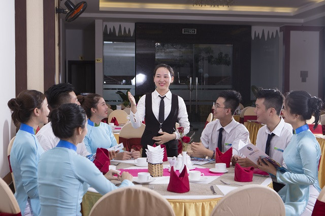 Sinh viên ngành du lịch trường đại học Văn Hiến đang thực hành tại một khách sán 5 sao Sinh viên ngành du lịch trường đại học Văn Hiến đang thực hành tại một khách sán 5 sao