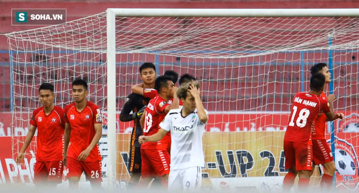 Vắng Công Phượng & Xuân Trường, Văn Toàn cô đơn tột độ giữa hiểm địa - Ảnh 3.