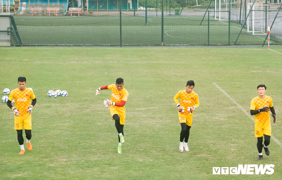 Văn Toản (ngoài cùng bên trái) trong màu áo U23 Việt Nam