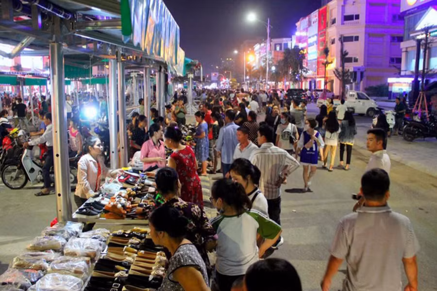 Phố đêm Cao Thắng đông vui, nhộn nhịp thời điểm mới khai trương.