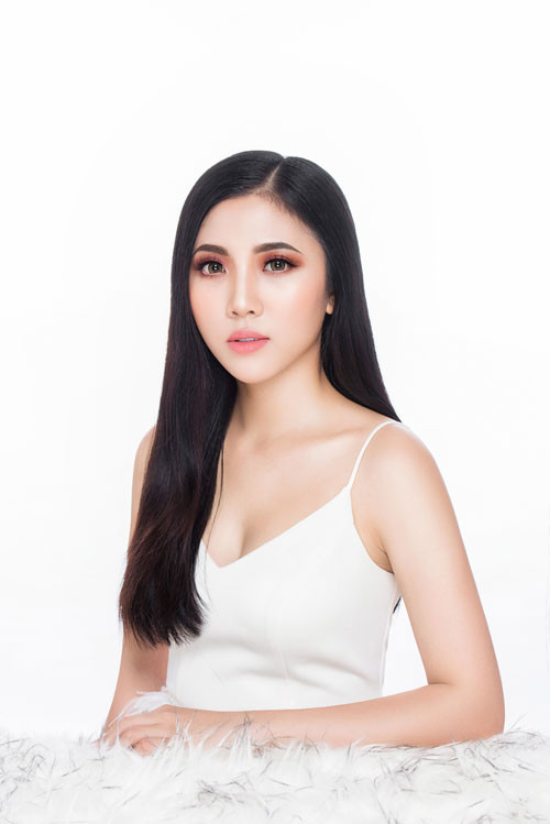 Cam đất nude:Bên cạnh phong cách trang điểm Hàn Quốc vẫn được các cô dâu ưa chuộng, mùa cưới năm nay, makeup kiểu Thái Lan sẽ là xu hướng thịnh hành. Bởi cách nhấn nhá vào đôi mắt, đôi mày ngài đậm và bờ môi đầy đặn sẽ giúp cô dâu nổi bật, gợi cảm hơn. Cam đất nude: Bên cạnh phong cáchtrang điểm Hàn Quốc vẫn được các cô dâu ưa chuộng, mùa cưới năm nay, makeup kiểu Thái Lan sẽ là xu hướng thịnh hành. Bởi cách nhấn nhá vào đôi mắt, đôi mày ngàiđậm và bờ môi đầy đặn sẽ giúp cô dâu nổi bật, gợi cảm hơn.