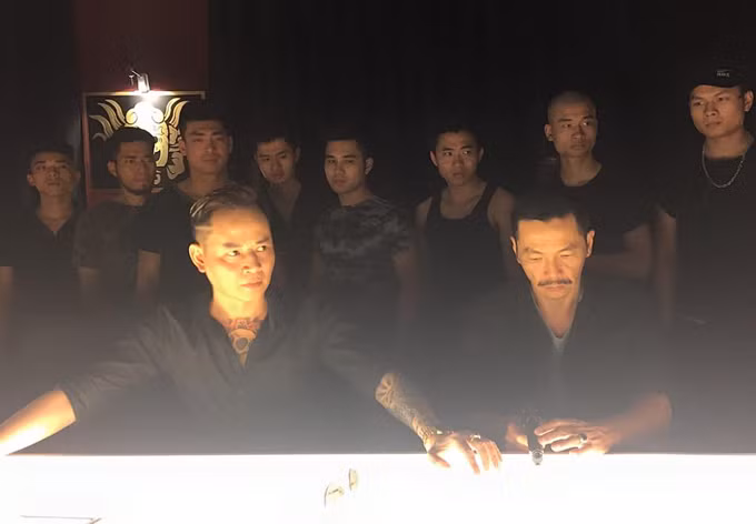 Ngoài các nhân vật cũ, Người phán xử ngoại truyện còn có thêm nhiều nhân vật mới. Diễn viên Tùng Dương vào vai một tên xã hội đen xăm trổ đầy mình, có vẻ ngoài bặm trợn trong phim.