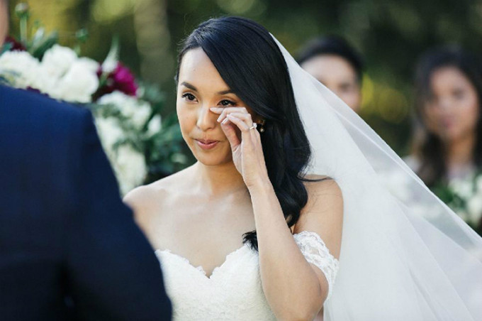 Cô dâu không ngăn nổi dòng nước mắt vì xúc động trước lời thề từ chú rể.