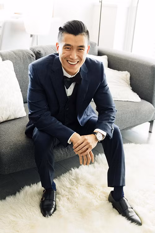 Kelvin đã cầu hôn Sami vào một đêm mưa tại trường đại học - nơi tình yêu của cả hai bắt đầu. Sau đó, họ đã chọn nhà hàng Hart House làm nơi tổ chức tiệc cưới vì cảnh đẹp, dịch vụ tốt và nằm ngay trong thành phố Burnaby - nơi cả hai sinh sống và làm việc.Uyên ương đã lập kế hoạch khá tỉ mỉ và chu đáo do thời gian từ lễ đính hôn tới lễ cưới khá dài. Sami và Kelvin thậm chí đã bàn bạc và trao đổi cùng nhiếp ảnh gia trước lễ cưới tận& 2 năm. Bên cạnh đó, do thoải mái về mặt thời gian, nhà hàng Hart Housse cũng dễ dàng sắp xếp và chuẩn bị tươm tất cho lễ cưới.