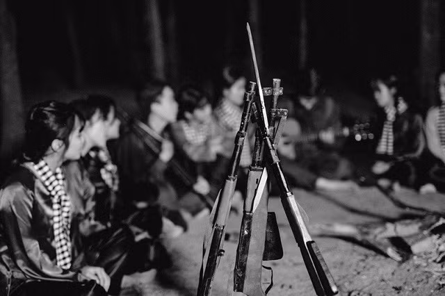 Độc đáo bộ ảnh kỷ yếu hóa thân vua chúa của học sinh chuyên Sử ảnh 8