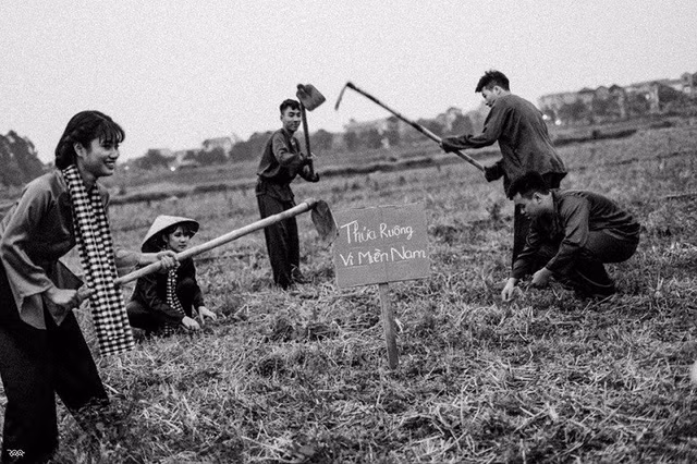 Độc đáo bộ ảnh kỷ yếu hóa thân vua chúa của học sinh chuyên Sử ảnh 10