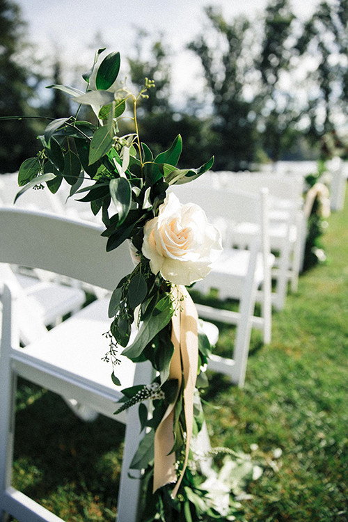 Những chiếc ghế được tô điểm bởi những nhành hoa hồng dịu nhẹ.