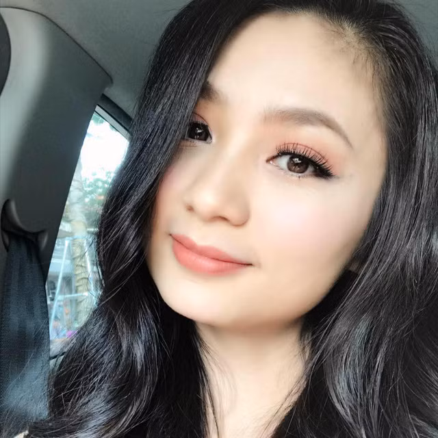 Hiện tại, cô hài lòng với cuộc sống hạnh phúc vẹn tròn.