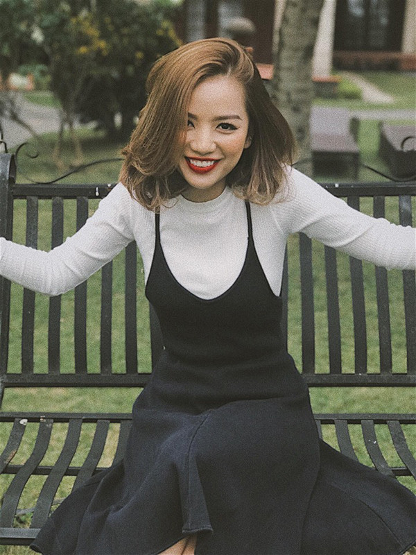 Ở cuộc sống thường ngày, cô thường chọn phong cách năng động, trẻ trung đúng với tuổi thật.