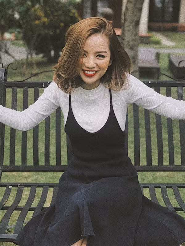 Ở cuộc sống thường ngày, cô thường chọn phong cách năng động, trẻ trung đúng với tuổi thật.