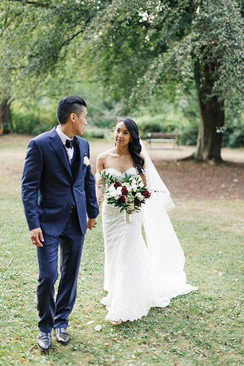 Họ gặp gỡ nhau lần đầu tại lớp học khi cả hai còn là sinh viên năm nhất.Đến giờ, chúng tôi cũng không nhớ rõ ai là người mở lời đầu tiên nhưng hồi mới quen, chúng tôi đã dành nhiều thời gian để nhắn tin cho nhau. Các cuộc trò chuyện trên mạng, những cuộc gọi vào buổi tối, những dòng tin nhắn là cầu nối giúp chúng tôi trở thành người yêu của nhau. Sau gần một thập kỷ yêu xa, chúng tôi quyết định tiến tới hôn nhân, cô dâu Sami nhớ lại.