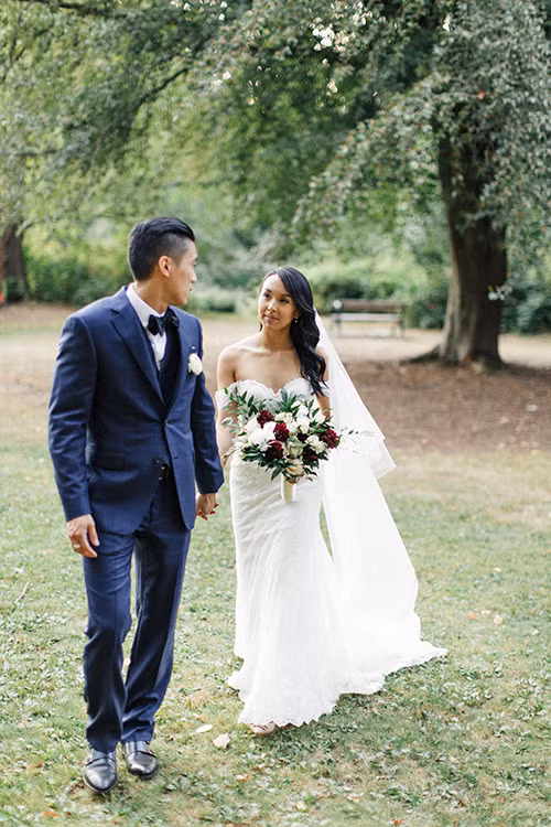 Họ gặp gỡ nhau lần đầu tại lớp học khi cả hai còn là sinh viên năm nhất.Đến giờ, chúng tôi cũng không nhớ rõ ai là người mở lời đầu tiên nhưng hồi mới quen, chúng tôi đã dành nhiều thời gian để nhắn tin cho nhau. Các cuộc trò chuyện trên mạng, những cuộc gọi vào buổi tối, những dòng tin nhắn là cầu nối giúp chúng tôi trở thành người yêu của nhau. Sau gần một thập kỷ yêu xa, chúng tôi quyết định tiến tới hôn nhân, cô dâu Sami nhớ lại.