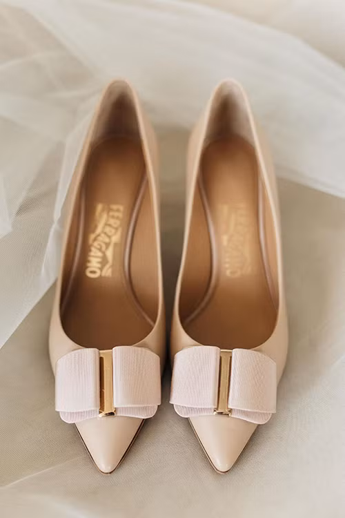 Cô dâu chọn chiếc giày không quá cao để di chuyển dễ dàng tại lễ cưới.