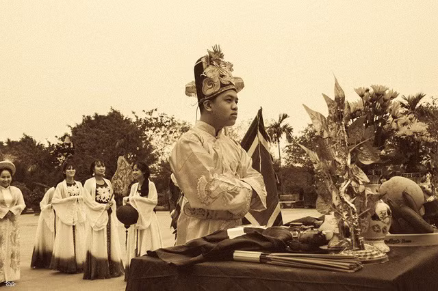 Độc đáo bộ ảnh kỷ yếu hóa thân vua chúa của học sinh chuyên Sử ảnh 2