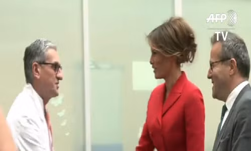 Bà Melania Trump thăm bệnh viện trẻ em ở Paris