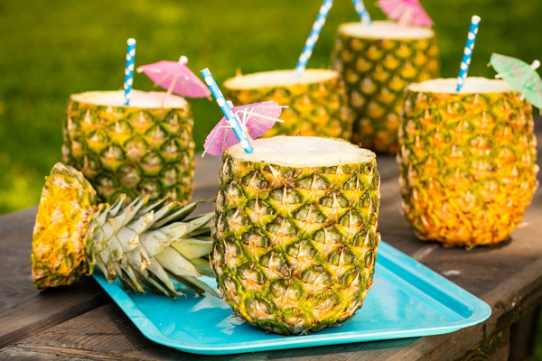 Trong 100 g dứa có 47,8 mg vitamin C. Ngoài làm trắng da, dứa còncó khả năng thúc đẩy phát triển xương, tăng cường sức khỏe tim mạch và làm giảm viêm khớp.