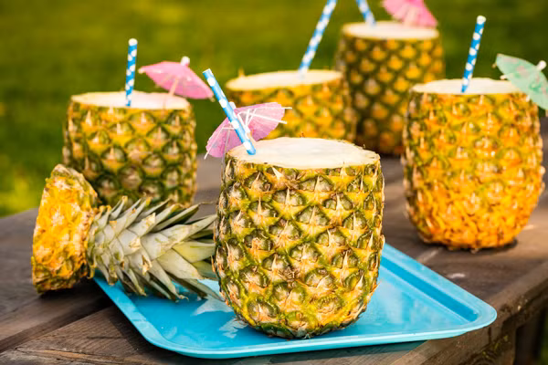 Trong 100 g dứa có 47,8 mg vitamin C. Ngoài làm trắng da, dứa còncó khả năng thúc đẩy phát triển xương, tăng cường sức khỏe tim mạch và làm giảm viêm khớp.