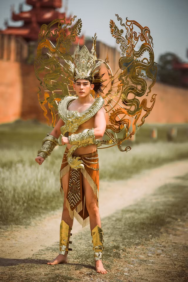  Minh Trung diện trang phục dân tộc tại Mr International 2018. 