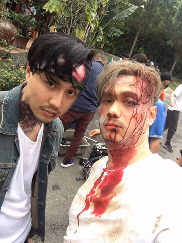 Ở một bức ảnh khác, Việt Anh mặt mũi be bét máu, diễn mặt lạnh lùng khi chụp ảnh cùng diễn viên Thanh Sơn. Ngay sau khi được mời tham gia Người phán xử ngoại truyện, Việt Anh đã tìm cách sắp xếp mọi công việc của bản thân để ưu tiên cho dự án này. Nam diễn viên rất thích thú với kịch bản của phim.