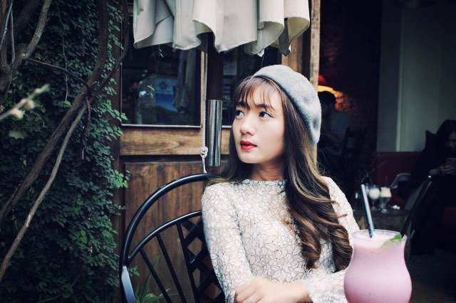  Công việc ngày càng bận rộn, nên việc cân đối thời gian đảm bảo việc học, luôn là một áp lực không nhỏ với Vân Anh. Cô chia sẻ, thời gian đầu, khi lịch học còn thưa, cô không gặp quá nhiều khó khăn để sắp xếp lịch học và làm. Nhưng được khoảng 2 tháng, cô bắt đầu “khủng hoảng” vì mọi thứ chồng chéo, nhất là khi cô dạy thêm về kỹ năng mềm. Lúc đó cô phải căn từng chút một, nhận lịch dạy đổi hay nhờ dạy, nhận lịch dẫn cho không trùng buổi thi,... 