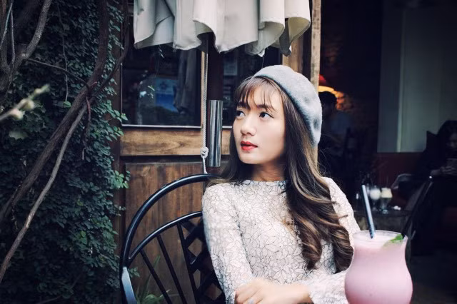  Công việc ngày càng bận rộn, nên việc cân đối thời gian đảm bảo việc học, luôn là một áp lực không nhỏ với Vân Anh. Cô chia sẻ, thời gian đầu, khi lịch học còn thưa, cô không gặp quá nhiều khó khăn để sắp xếp lịch học và làm. Nhưng được khoảng 2 tháng, cô bắt đầu “khủng hoảng” vì mọi thứ chồng chéo, nhất là khi cô dạy thêm về kỹ năng mềm. Lúc đó cô phải căn từng chút một, nhận lịch dạy đổi hay nhờ dạy, nhận lịch dẫn cho không trùng buổi thi,... 