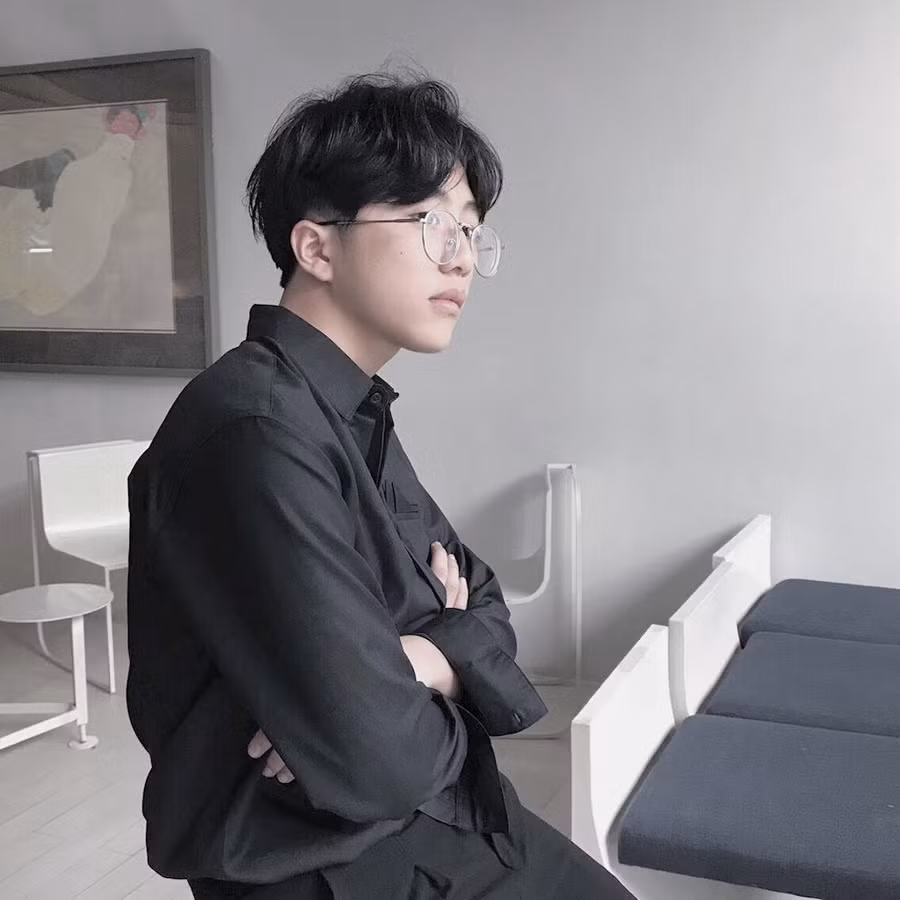 Mẹo diện sơ mi như mỹ nam Hàn từ em trai sinh năm 2002 ảnh 1