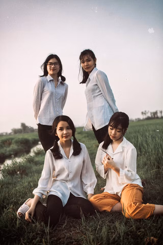 Mùa kỷ yếu đến, các bạn học sinh “đau đầu” để chọn được những ý tưởng ghi dấu ấn cho thời “cắp sách đến trường” của mình. Với các thành viên lớp 12G thì chỉ cần được ở bên nhau, cùng viết nên những cảm xúc trong trẻo của thanh xuân là điều tuyệt vời nhất. Lấy ý tưởng từ phong cách “Những tháng năm rực rỡ” đang được giới trẻ ưa chuộng, các bạn đã có một bộ kỷ yếu nhiều sắc màu cảm xúc.