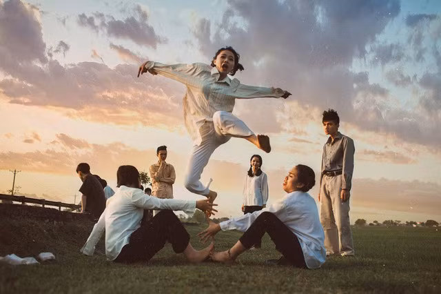 Tuổi thơ hiện lên mồn một, với những trưa hè thả diều, với trò chơi đi suốt những năm thơ bé, mà mãi đến sau này khi nghĩ về niềm vui vẫn hiện diện.