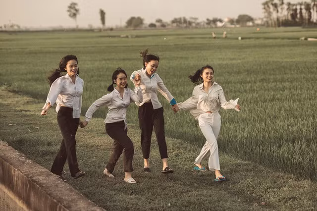 Bối cảnh được lựa chọn là cánh đồng “thẳng cánh cò bay”, mơn mởn màu xanh của lúa đang thì con gái. Đây cũng là những khoảnh khắc thư giãn trước khi các bạn bước vào những kỳ thi áp lực, căng thẳng sắp tới. Và có lẽ đây cũng sẽ trở thành kỷ niệm đẹp nhất để mai này dù có trở thành “ông nọ bà kia” thì tình bạn vẫn là điều ngọt ngào đáng trân trọng.