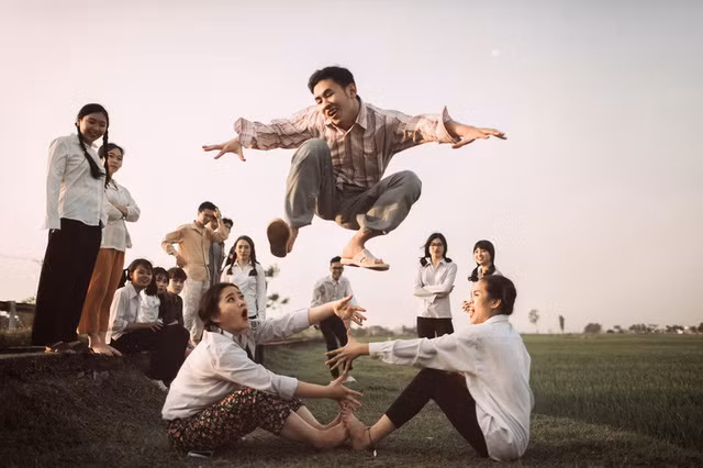 Trang phục giản dị, địa điểm gắn liền với tuổi thơ, phải chăng đây chính là tấm vé trở về tuổi thơ với các bạn học sinh? Bạn có thấy bản thân mình của nhiều năm về trước trong bộ ảnh này hay không?