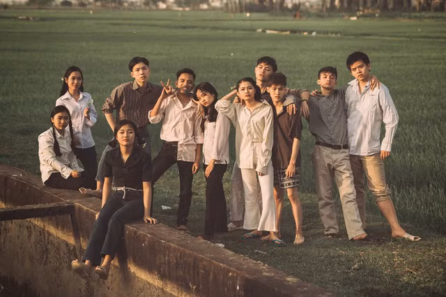 Còn với nhiếp ảnh gia Quách Mạnh Toàn thì: “Đây là bộ ảnh kỷ yếu vô cùng đặc biệt, những khoảnh khắc đều khiến mình nhớ về tuổi thơ đã qua. Từ nụ cười, ánh mắt đều toát lên vẻ hồn nhiên chơi đùa của những năm tháng thơ ấu, đó là điều tuyệt vời nhất”.