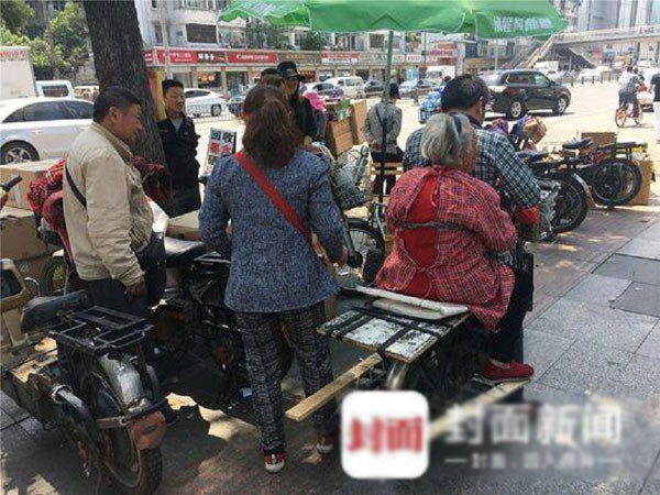 Chiếc xe đạp điện cũ được ông Cai "gia cố" để chở được cả mẹ lẫn hàng hóa. Ảnh:The Cover. Chiếc xe đạp điện cũ được ông Cai gia cố để chở được cả mẹ lẫn hàng hóa. Ảnh: The Cover.