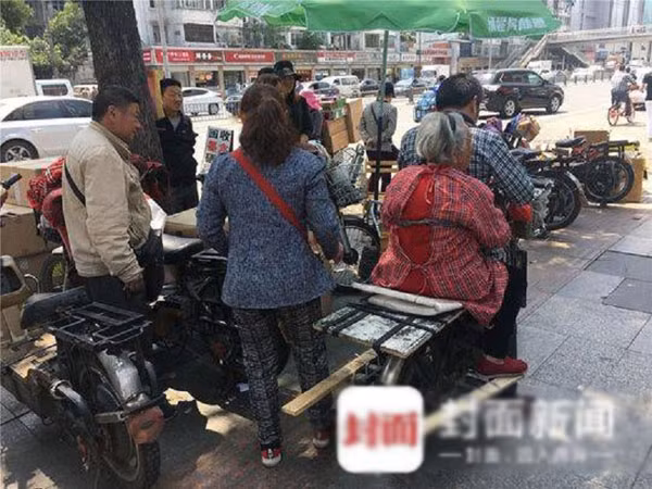 Chiếc xe đạp điện cũ được ông Cai gia cố để chở được cả mẹ lẫn hàng hóa. Ảnh: The Cover.