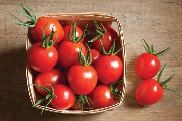 Một quả cà chua kích thước trung bình có thể cung cấp 1/2lượng vitamin C khuyến nghị sử dụng mỗi ngày.Đây cũng là nguồn cung cấp vitamin C, K, kali và sắt tuyệt vời cho cơ thể.