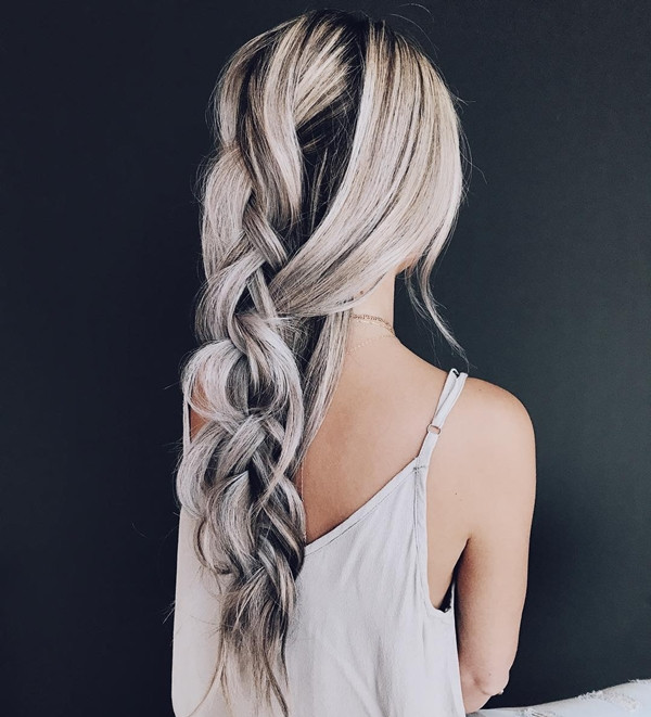 Màu muối tiêu Đây là phiên bản mới của màu xám khói. Màu tóc muối tiêu không hề khiến bạn già đi khi được tạo kiểu điệu đà. Màu muối tiêu Đây là phiên bản mới của màu xám khói. Màu tóc muối tiêu không hề khiến bạn già đi khi được tạo kiểu điệu đà.