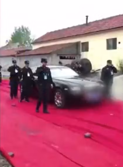 Dàn bảo vệ hùng hậu cho đám cưới. Thảm đỏ trải hàng km trên con đường vào đến nhà cô dâu. Ảnh: ifeng.