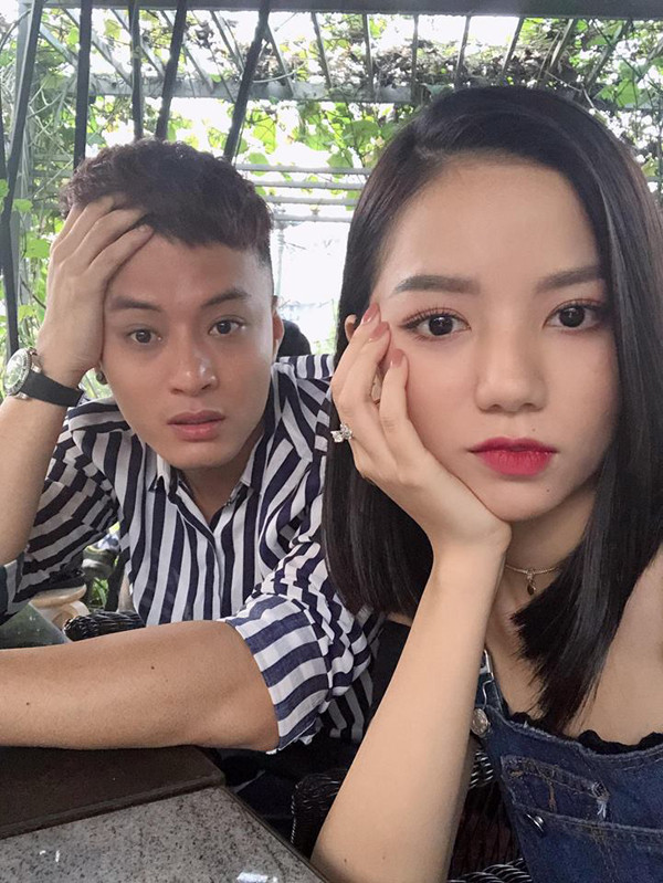 Hạ Anh chia sẻ khoảnh khắc nhí nhố bên cạnh ông bác Hồng Đăng. Trong phim, Hồng Đăng vào vai Phong - anh trai cùng cha khác mẹ của Đăng và thường được Ngân gọi bằng bác. Tuy nhiên, hai người ở ngoài đời không chênh lệch quá nhiều về tuổi tác và thường xuyên trêu đùa nhau trong thời gian làm phim.