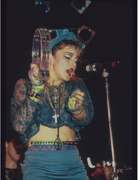  Madonna thời trẻ thực sự là một người con gái nổi loạn khi sẵn sàng chuyển tới New York để theo đuổi ước mơ làm vũ công dù khi ấy, trong ví Madonna chỉ có đúng 35 đô la Mỹ. Để trang trải tiền thuê nhà, Madonna phải làm thêm ở các tiệm đồ ăn nhanh nhưng rồi nhanh chóng bị đuổi do làm cháy lò và ném mứt vào một khách hàng thô lỗ. Cuối cùng, Madonna trở thành một người mẫu khỏa thân, sống trong khu ổ chuột và thậm chí còn bị tấn công, quấy rối tình dục. 