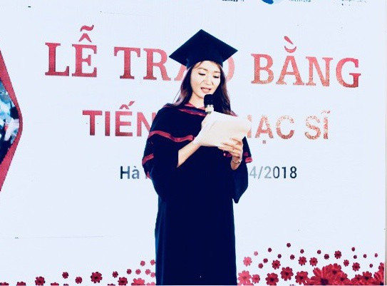 Vân Anh nhận lời làm MC cho buổi lễ trao bằng tiến sĩ, thạc sĩ. “Để thành công trong bất cứ công việc gì, thì tư duy logic và khả năng giải quyết vấn đề là những yếu tố thiết yếu. Và chuyên ngành tôi lựa chọn tại Ngoại thương, giúp tôi học được cách tư duy nhạy bén và sự linh hoạt trong xử lý tình huống”, Vân Anh nói.